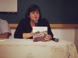 Lançamento de livro ocorreu em 2013, recorda autora Lenita. (Foto: Arquivo Pessoal)