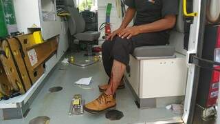 Índio com ferimento na perna após confronto com seguranças (Foto: Adilson Domingos)