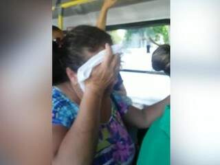 Passageira do ônibus 82 enxuga suor enquanto aguarda problema ser resolvido (Foto: Direto das Ruas)