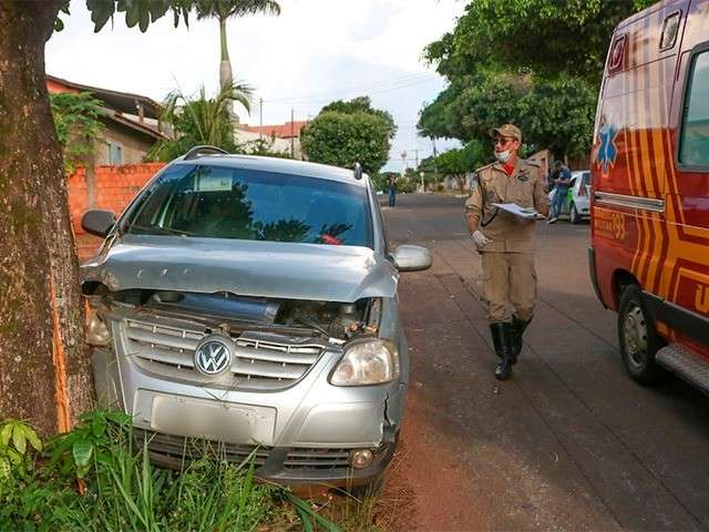 Corpo de Bombeiros encaminhou motorista à UPA Tiradentes. (Foto: Silas Lima)