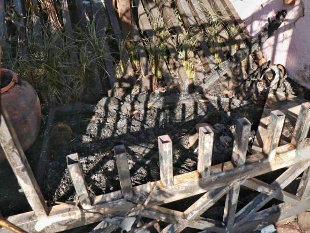 Vizinha reclama de abandono e p&otilde;e fogo em casa que j&aacute; foi do Papai Noel