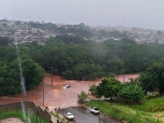Chuva alagou parte do bairro Mata do Segredo (Foto: Direto das Ruas)