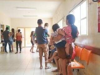 Famílias procuraram vacina nesta manhã no posto do bairro Tiradentes. (Foto: Marcos Maluf)