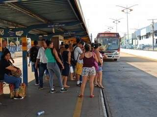 Passageiros esperando chegada de ônibus no Terminal Morenão. (Foto: Kisie Ainoã) 