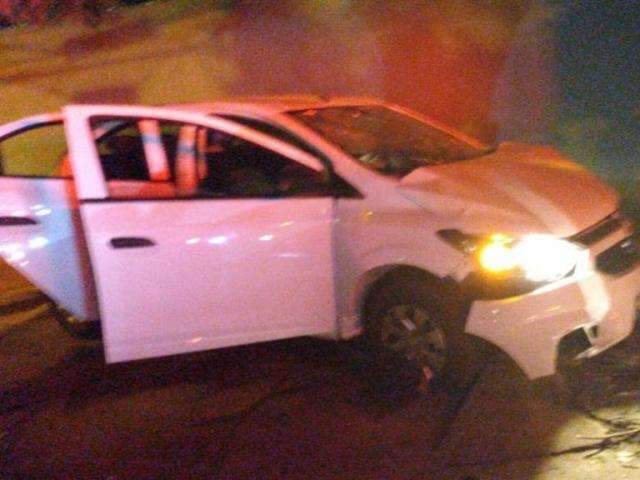 Adolescentes assaltam motorista de aplicativo e na fuga batem carro em muro