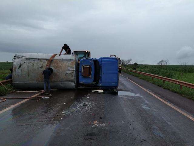 Caminh&atilde;o-pipa tomba no meio de rodovia federal no sul de MS