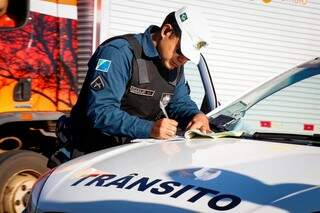 Garçom bêbado dorme no carro “estacionado” em canteiro de avenida Garçom bêbado dorme no carro “estacionado” em canteiro de avenida