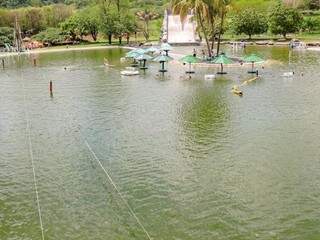 Jovem pula de tirolesa e morre afogado em lago de balneário Jovem pula de tirolesa e morre afogado em lago de balneário