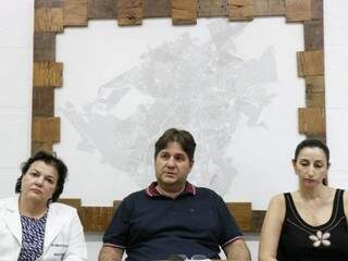 A infectologista Márcia Dal Fabro, o secretário municipal de Saúde, José Mauro, e a superintendente de vigilância em saúde, Veruska Lahdo (Foto: Henrique Kawaminami)