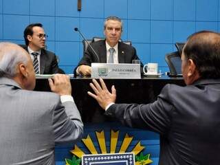 Deputados Paulo Corrêa (PSDB), Londres Machado (PSD) e Gerson Claro (PP), durante sessão (Foto: Luciana Nassar/ALMS)
