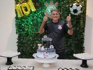 João Modesto fazendo pose atrás do bolo de aniversário para comemorar os 101 anos de vida (Foto: Kísie Ainoã)
