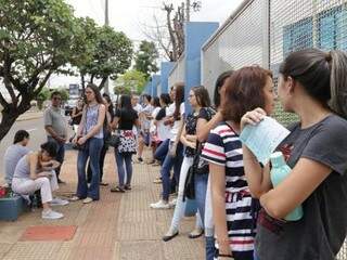 Estudantes em fila na entrada da Uniderp aguardavam para fazer o segundo dia de prova do Enem (Foto: Kisie Aionã)
