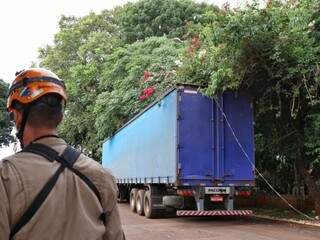 Caminhão derrubou fiação na Vila Bandeirantes, em Campo Grande. (Foto: Henrique Kawaminami)