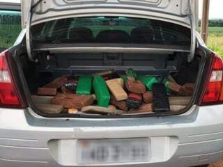 Tabletes de maconha abarrotavam o porta-malas do veículo. (Foto: Divulgação/PRF) 