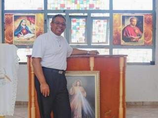 Padre Agenor no altar da capela construída no instituto (Foto: Marcos Maluf)