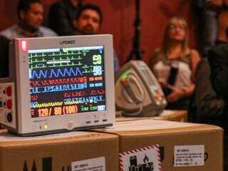 Foram entregues 52 monitores de sinais vitais (Foto: Henrique Kawaminami)