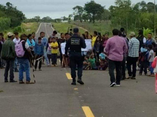 Ind&iacute;genas fecham MS-289 em protesto pela reinstala&ccedil;&atilde;o de quebra-molas 