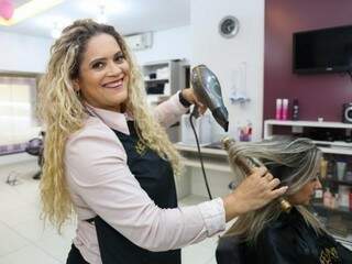 Eliane Loureiro Campos fazendo escova no cabelo da cliente. (Foto: Paulo Francis)
