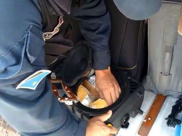 Mulher &eacute; presa enquanto transportava &quot;supermaconha&quot; dentro de caixa de som 