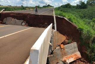 Ponte desabou em dezembro, após temporais na região, afetando o trânsito na zona urbana da cidade (Foto/Arquivo: Nova News)