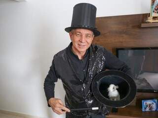 Milton de Souza é o mágico que consegue fazer um coelho aparecer dentro da cartola  (Foto: Paulo Francis)