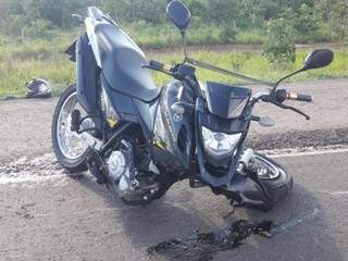 Parte dianteira da motocicleta ficou destruída em acidente (Foto: Sidney Assis)