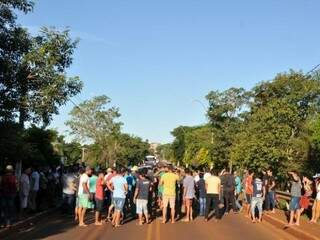 Manifestantes interditam rodovia na fronteira ap&oacute;s apreens&atilde;o de cigarros 