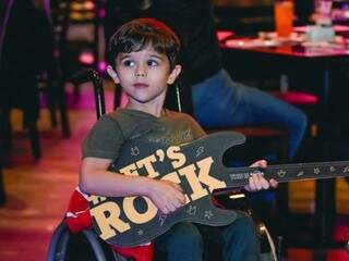 Rafael Campetti Bernardo tem 5 anos e adora uma guitarra (Foto: Arquivo pessoal)