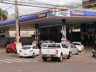 Na tarde dessa terça-feira, motoristas faziam fila para aproveitar as últimas horas da gasolina a R$ 4,04 no posto Taurus da 26 de Agosto (Foto: Kísie Ainoã)