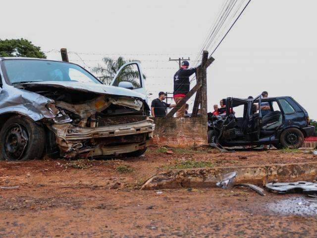 Motorista fura preferencial, derruba muro e acaba em estado grave