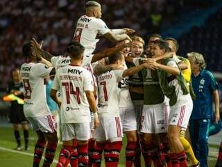 Comemoração dos jogadores após a vitória desta noite. (Foto: Alexandre Vidal/Flamengo) 