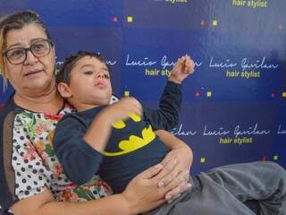 Vânia e um dos netos. A psicóloga diz que Lúcio ganhou sua confiança pelo profissionalismo. (Foto: Danielle Valentim)