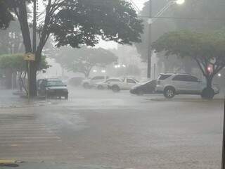 Chuva desta tarde em Dourados (Foto: Helio de Freitas)