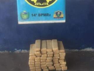 Suspeito tenta fugir a p&eacute;, mas &eacute; preso com 4 comparsas e 54 tabletes de maconha