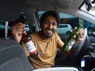 Fábio Nogueira vende cervejas dentro do carro (Foto: Alana Portela)