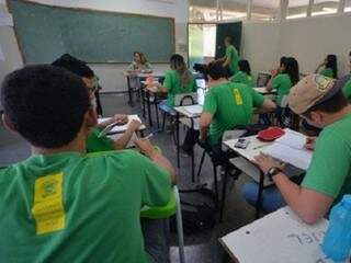 Professora dando aula para alunos em escola da Capital. (Foto: Arquivo) 