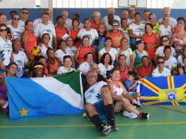 Equipe de MS disputa torneio de voleibol adaptado para jogadores veteranos