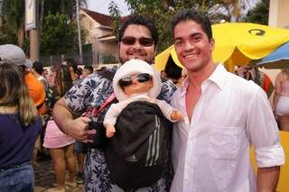 Alan Quadros segurando a boneca ao lado do amigo, Gabriel da Silva (Foto: Kísie Ainoã)