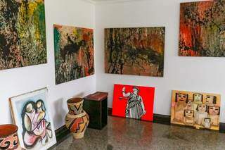 Sala Ilton Silva guarda quadros da série inacabada &quot;Crepúsculo&quot; (os quatro colocados na parede). (Foto: Henrique Kawaminami)