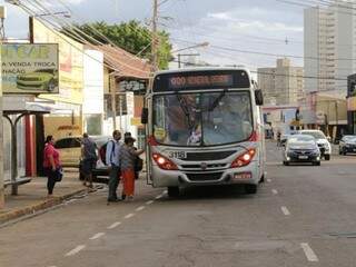 Embarque de passageiros é tumultuado em via sem corredor exclusivo para ônibus (Foto: Kisie Ainoã)