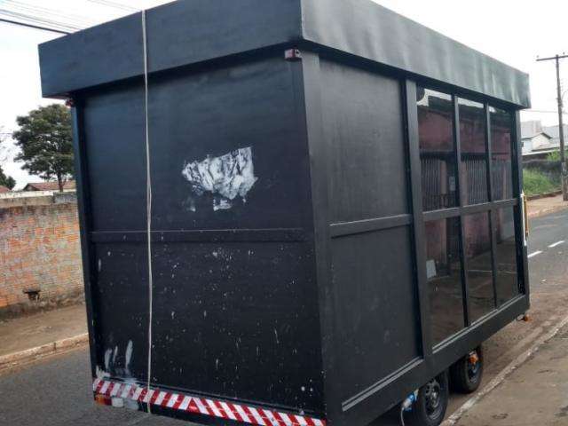 Durante a madrugada, dupla furta trailer estacionado em rua no Aero Rancho 