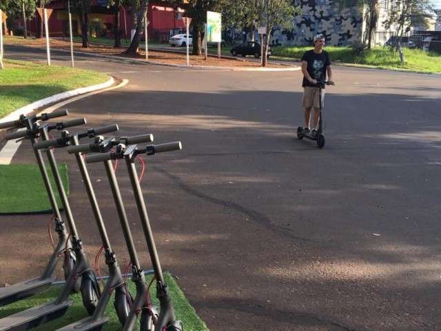 Projeto de lei quer regulamentar uso de patinetes e skates el&eacute;tricos