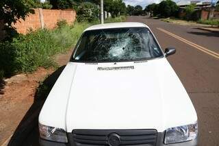 Para-brisa de Uno quebrou após atropelamento na Vila Doutor Albuquerque. (Foto: Paulo Francis)