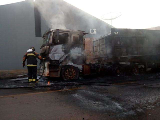 Pol&iacute;cia investiga inc&ecirc;ndio que consumiu caminh&atilde;o e deixou rua sem energia