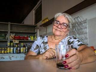 Dona Laurinda e seu famoso cafezinho. (Foto: Henrique Kawaminami)