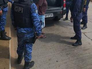 Homem tenta arrastar mulher para banheiro de terminal e vai preso