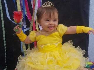 Manu foi a rainha do concurso fantasiada da princesa Bela. (Foto: Divulgação)