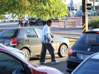 Samuel Pereira em 2016, pedindo dinheiro no cruzamento entre as avenidas Afonso Pena e Ernesto Geisel. (Foto: Arquivo) 