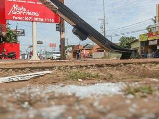 No local do acidente, poste permanece caído e estilhaços de vidro cobrem o chão. (Foto: Marcos Maluf)