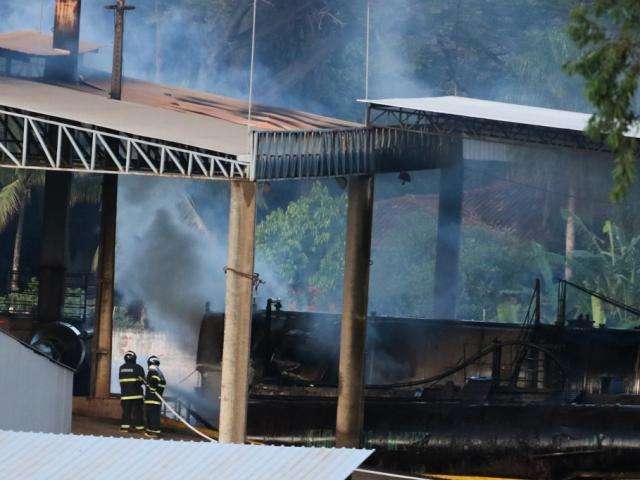 Explos&atilde;o em f&aacute;brica exigiu 2h de trabalho e 25 mil l de &aacute;gua contra fogo